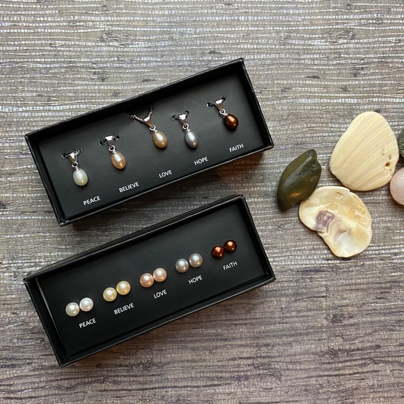 Avon Freshwater Pearl Pendant Gift Set and Stud Set - Picture 1 of 5